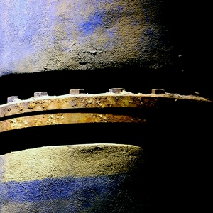 Tubes métalliques colorés attachés par des écrous - Belgique  - collection de photos clin d'oeil, catégorie clindoeil